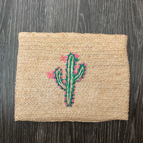 Anthropologie Handbags - NWT Anthropologie whimsical cactus raffia clutch
